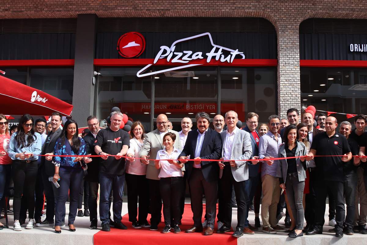 Pizza Hut’ın 100. restoranı İstanbul’da pizza severlerle buluştu